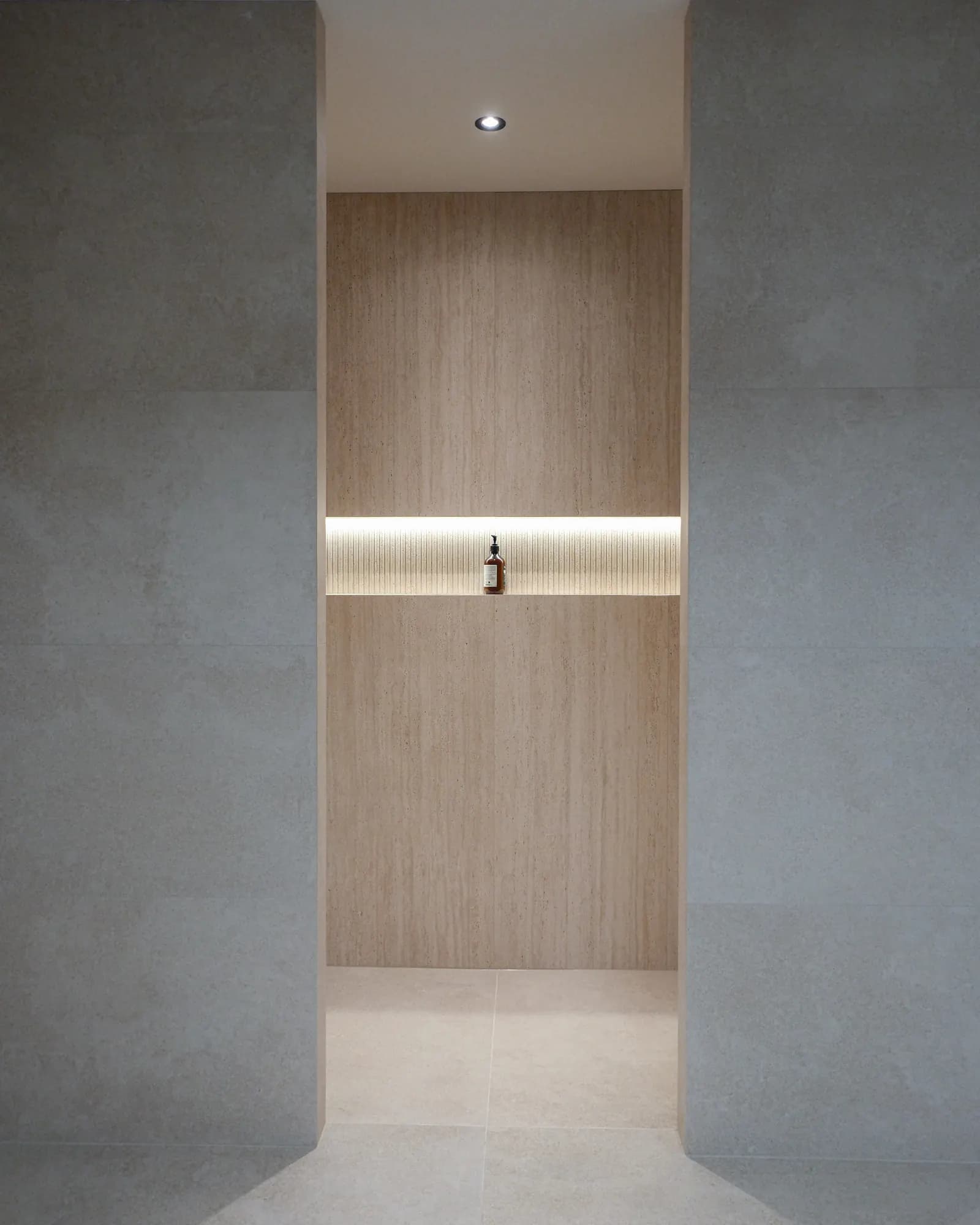 Verlichte nis in houtlook wand tussen lichte tegels
