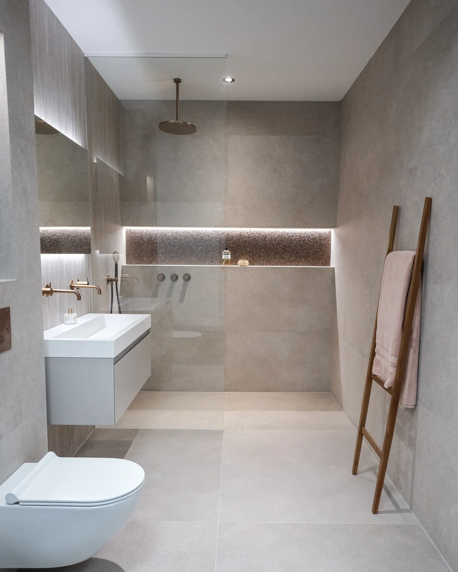 Complete badkamer met houten handdoekladder en hangtoilet