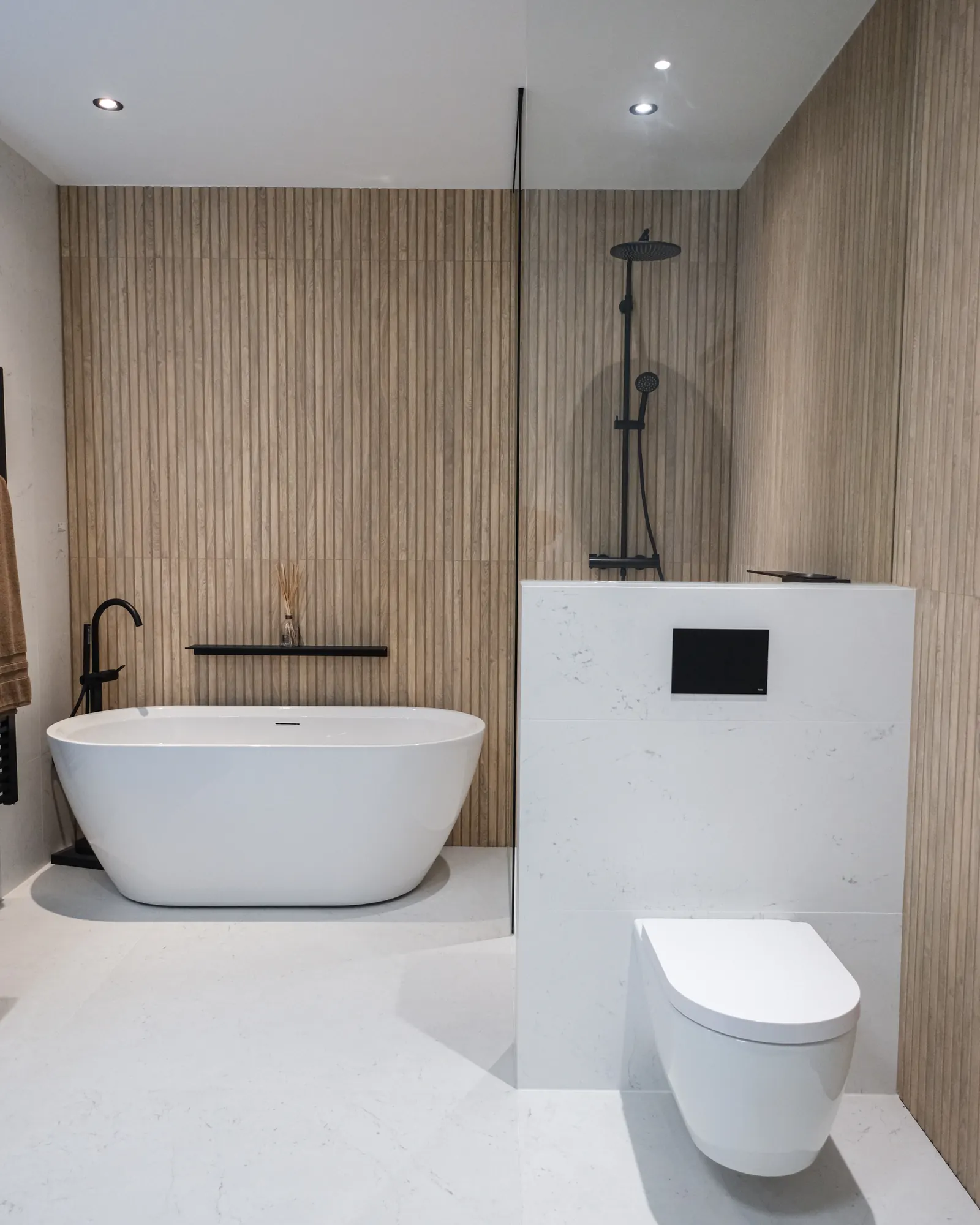 Vrijstaand bad voor een houtlook lamellenwand